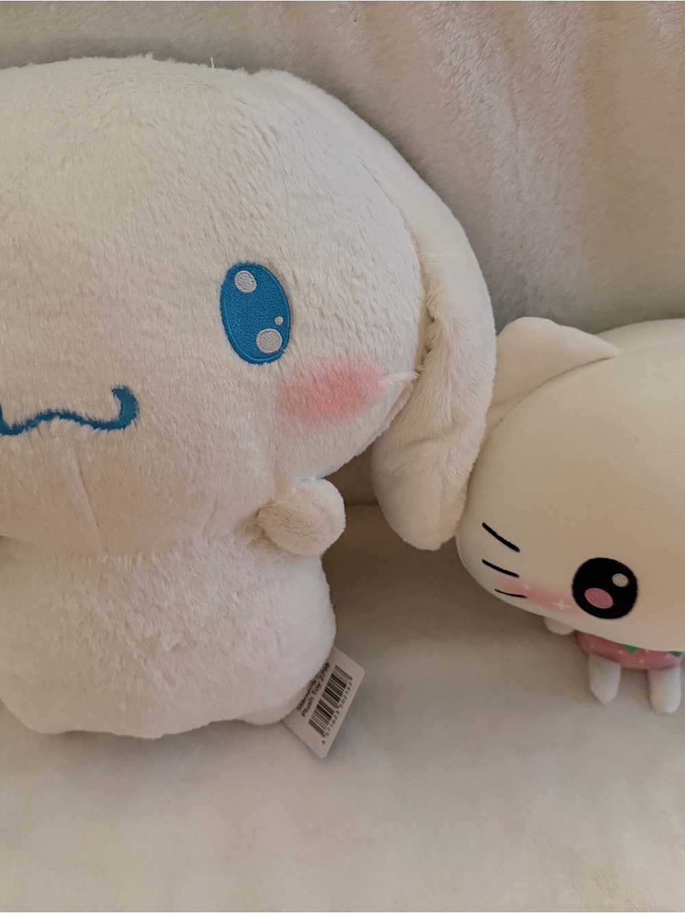 Cinnamoroll w strawberry scented Hello Kitty:)
